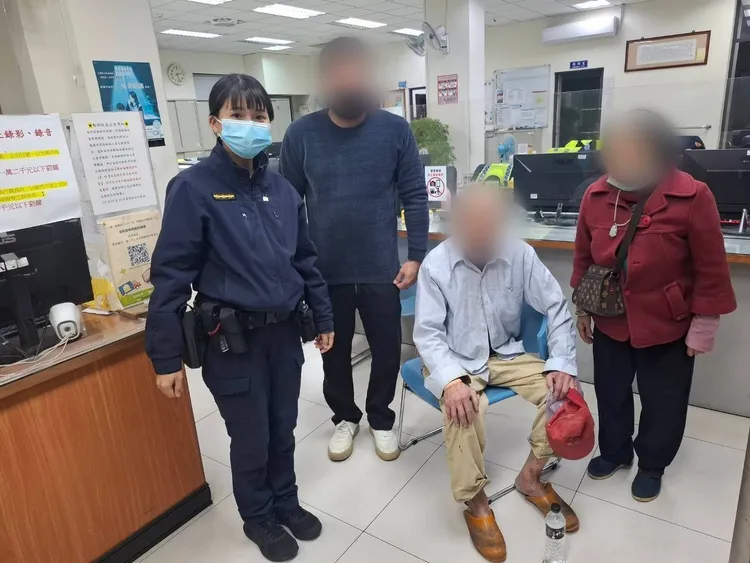 警方連繫家屬趕來接老翁回家。八德警分局提供