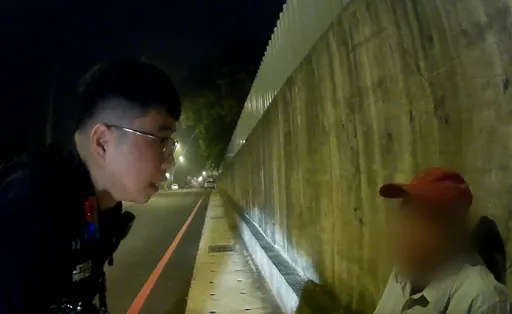 8旬老翁徒步回老家探視途中摔倒　八德暖警關懷連絡家屬接回家