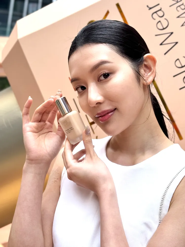 雅詩蘭黛全新一代粉持久極致完美持妝粉底妝效。張家玲攝