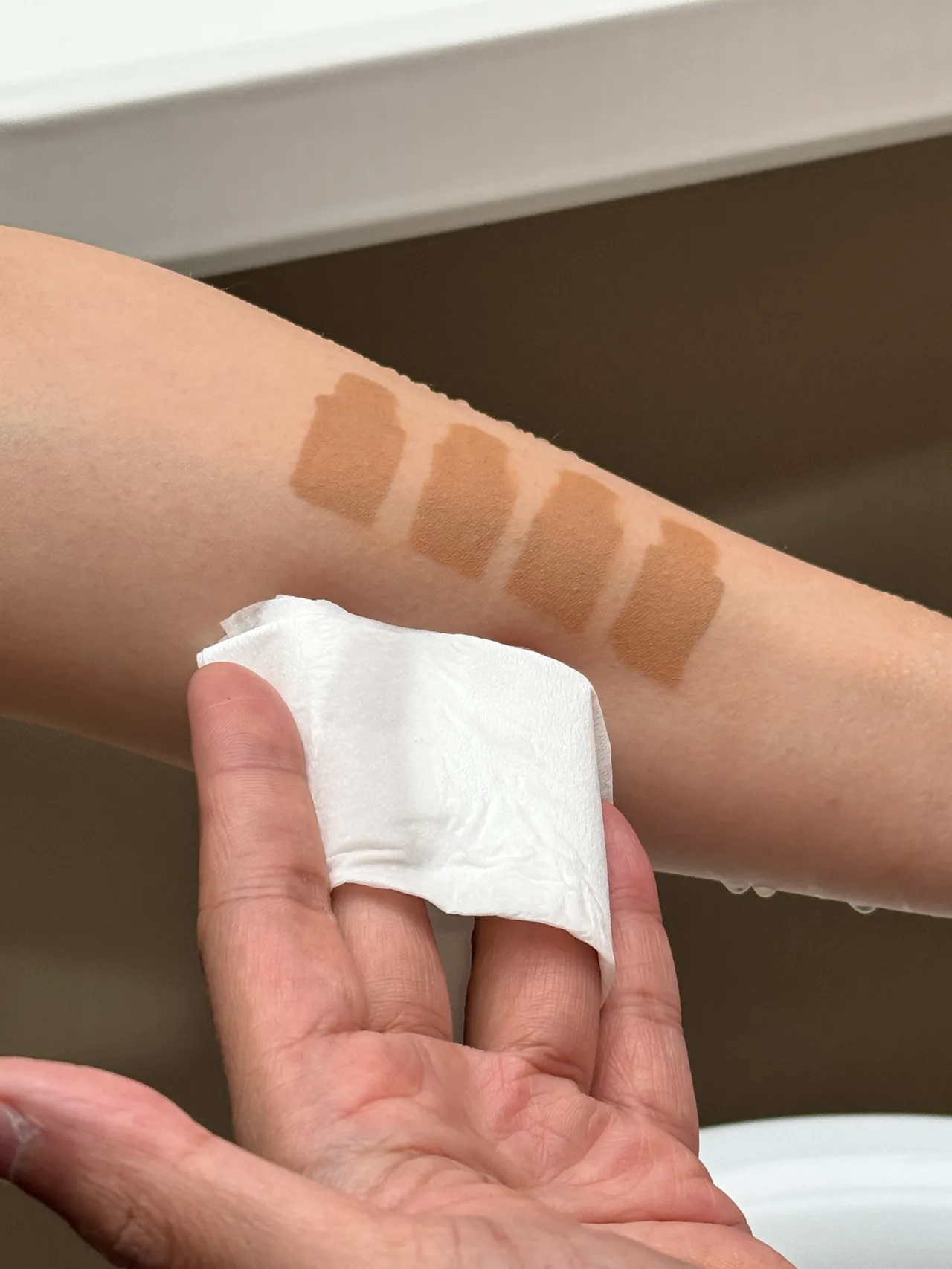 雅詩蘭黛全新一代粉持久極致完美持妝粉底強調36小時持妝。張家玲攝