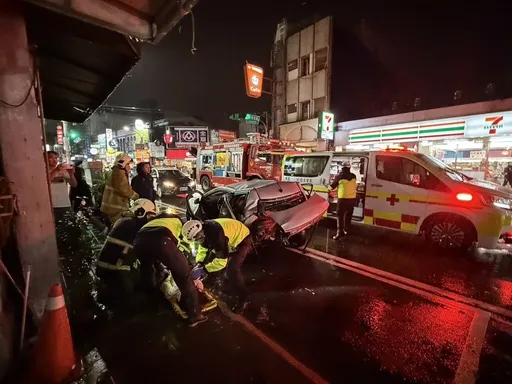 宜蘭賓士瘋狂追撞6車　第一輛最慘「剩半截」1命危3受傷