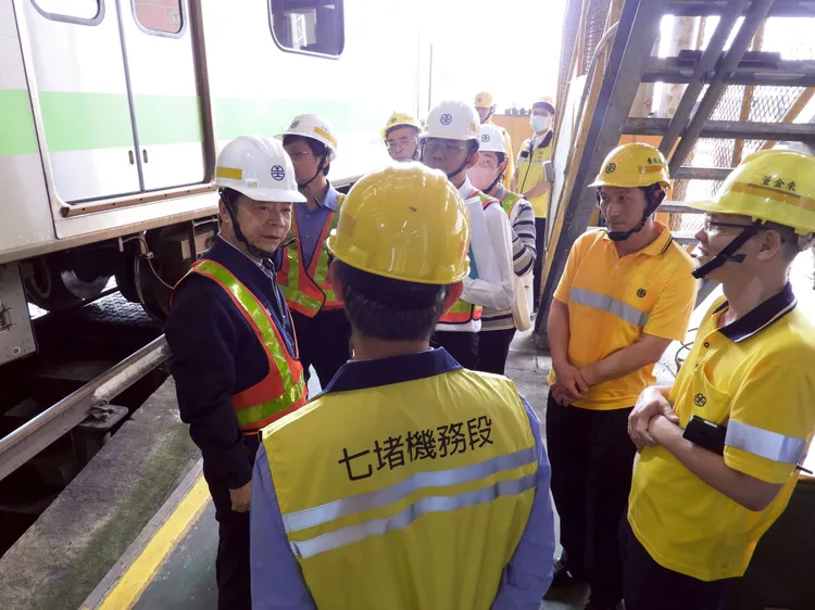 交通部次長伍勝園（左起1）今前往七堵調車場視察並指示。台鐵提供