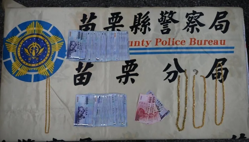 警方起出銀樓交付的金項鍊（ 左）及現金，並在張男家中發現另3條金項鍊。民眾提供