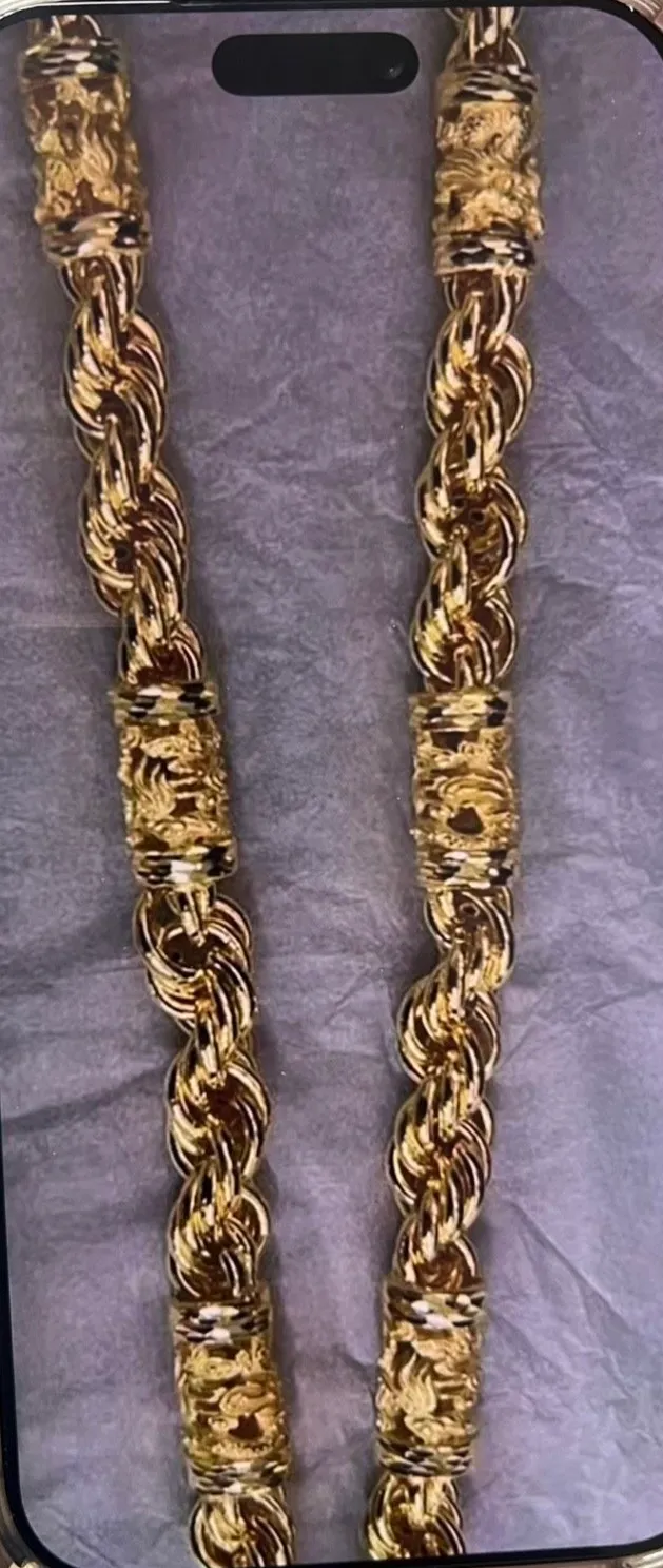 銀樓取得張男的金項鍊後先拍照存證，事後融掉時才發現是「金包銀」假貨。民眾提供