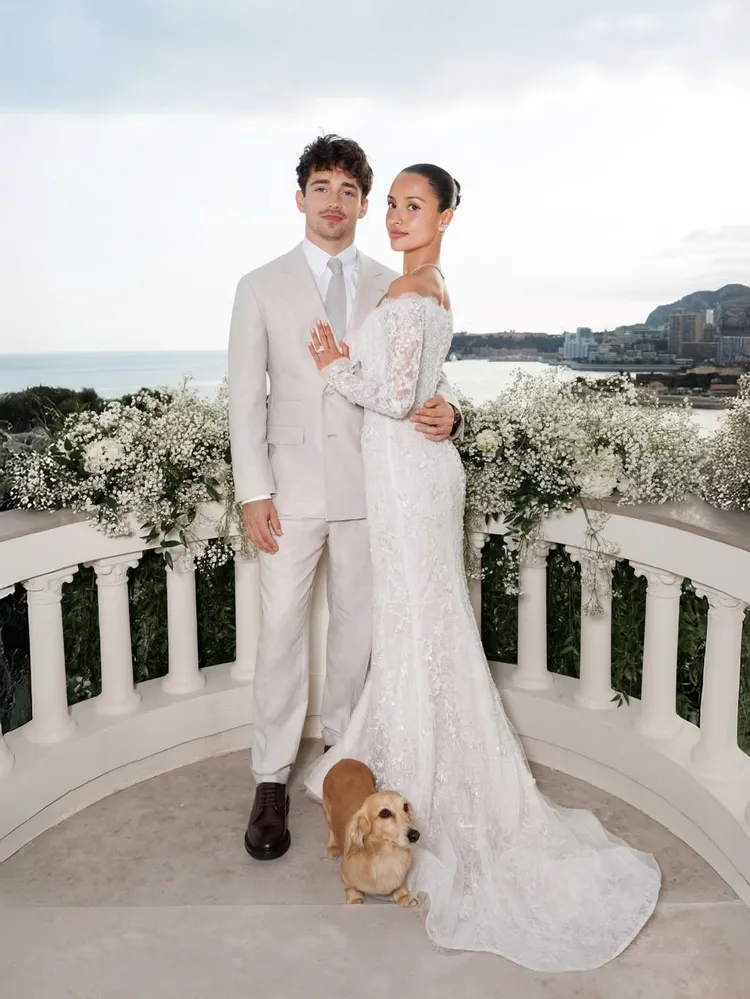 Charles Leclerc（左）與嬌妻Alexandra Saint Mleux還有愛犬LEO。翻攝IG