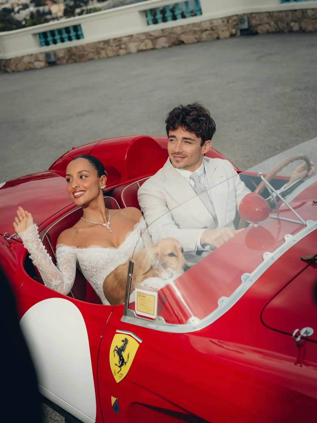 Charles Leclerc（右）開著法拉利載嬌妻Alexandra Saint Mleux。翻攝IG