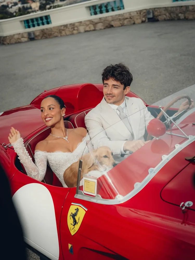 Charles Leclerc（右）開著法拉利載嬌妻Alexandra Saint Mleux。翻攝IG
