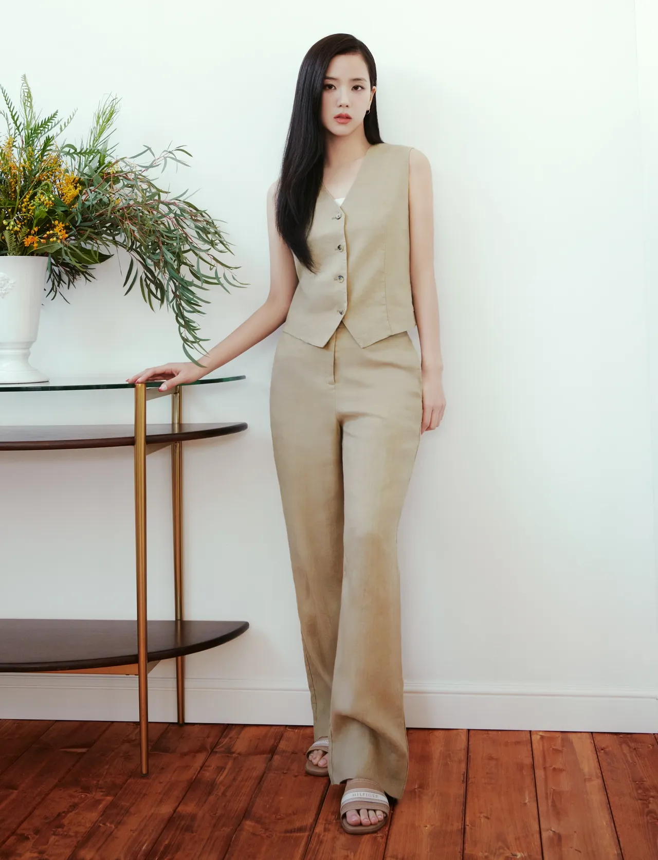 Jisoo穿著亞麻駝色西裝背心套裝示範煥新學院風。品牌提供