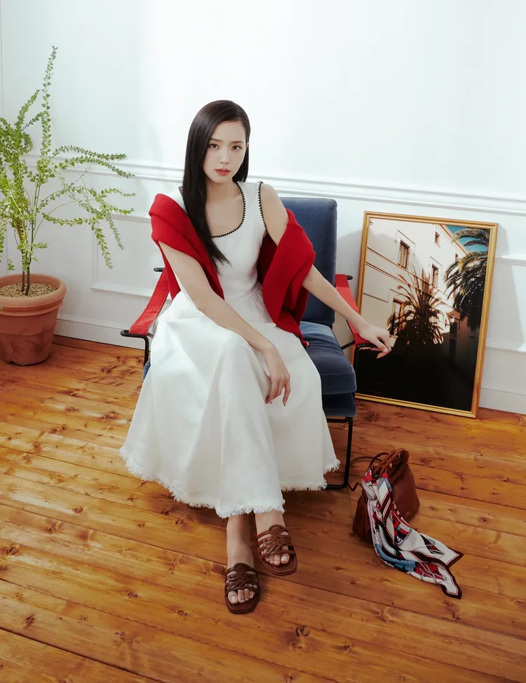 Jisoo另也將白色抽鬚洋裝搭配紅色針織衫。品牌提供