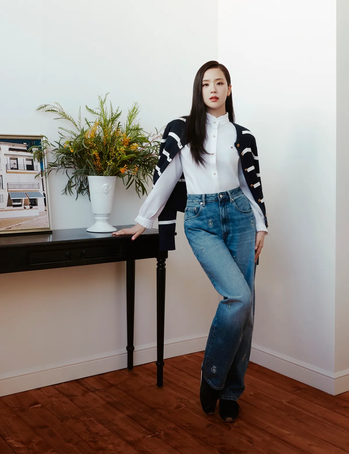 Jisoo以經典條紋開襟衫搭配本季主打錐形褲。品牌提供