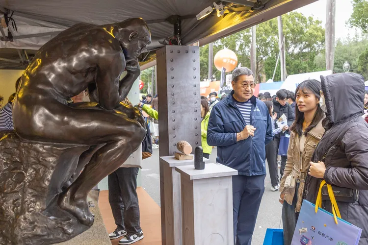 台泥在台大校園招募活動，首度亮相《航向未來的鸚鵡螺號》主題攤位，由台泥董事長張安平向學生介紹。台泥提供