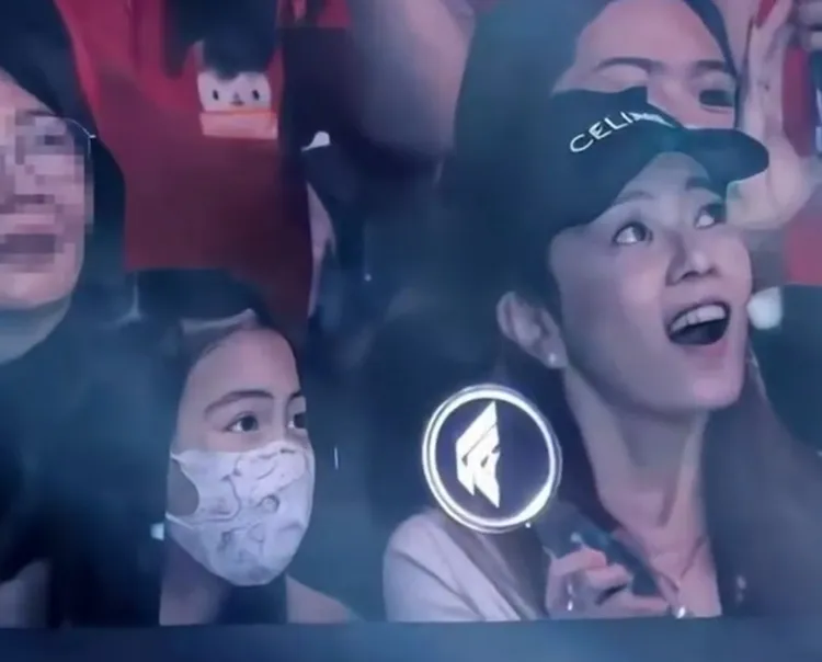 老婆及女兒以崇拜眼神看著周渝民。翻攝江雨煙雨入紅塵微博