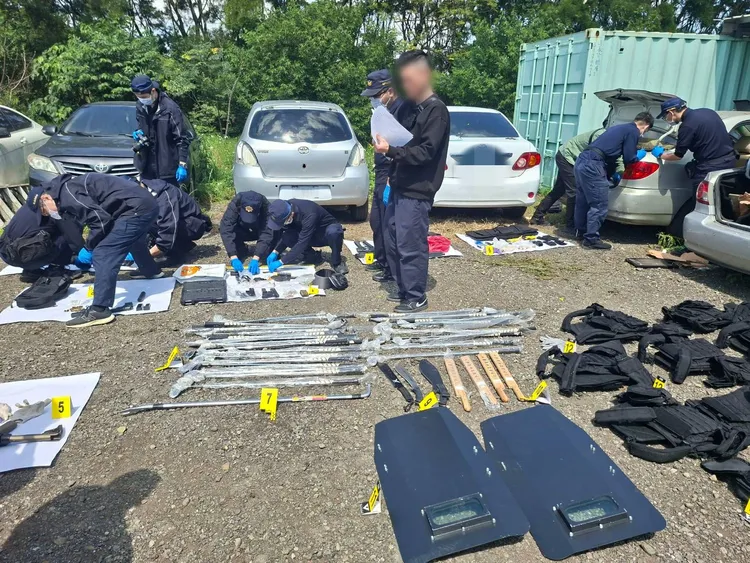 警方查獲大量槍械彈藥。桃園市警局提供