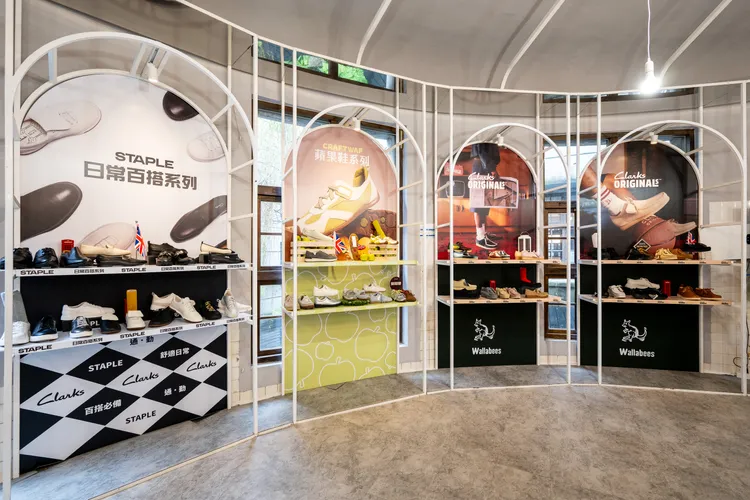 Clarks「Staple」日常百搭系列集結多種時髦鞋面設計，可輕鬆融入各種穿搭。品牌提供
