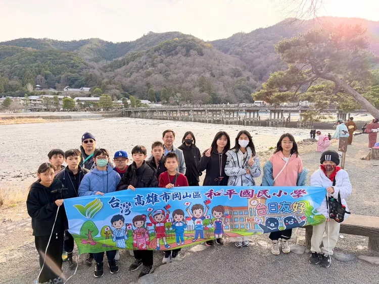 岡山區和平國小畢業旅行前進日本。翻攝畫面