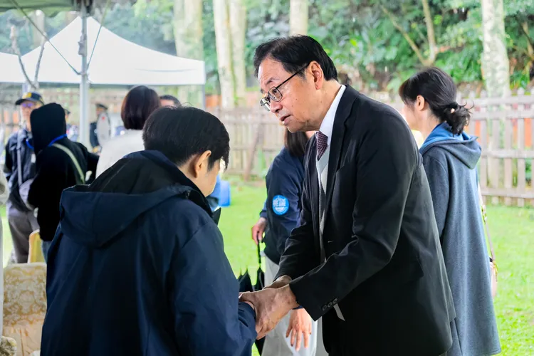 張善政市長向參加春祭的家屬致意。桃園市府提供