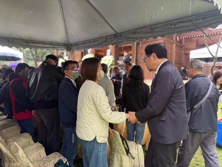 張善政市長向參加春祭的家屬致意。桃園市府提供