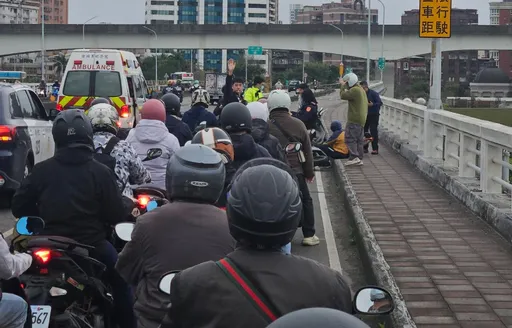 重新橋上班尖峰3車連撞釀2傷　機車道車流堵死惹民怨