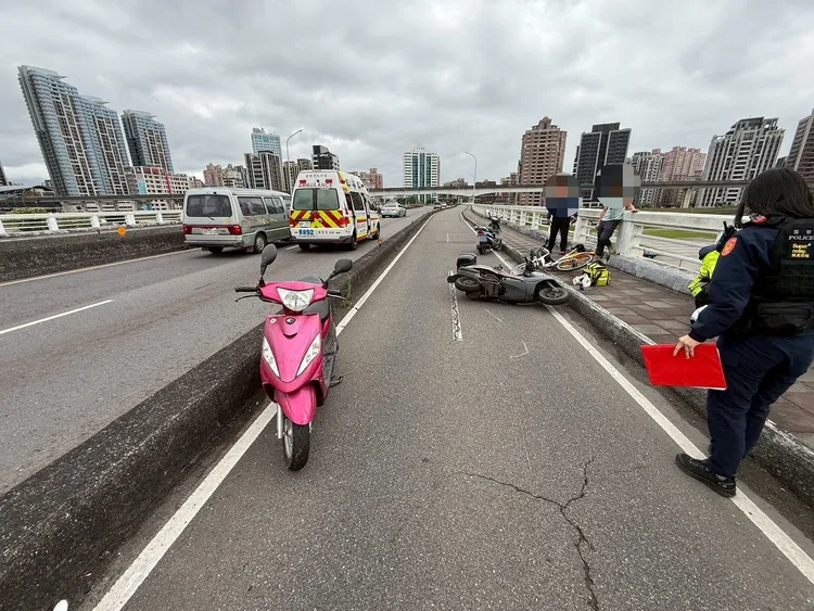 2輛機車與腳踏車發生連環車禍，造成2人受傷送醫。翻攝畫面