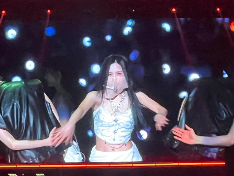 MINA因為拔智齒，臉頰腫起來，依舊戴面紗演出。讀者提供