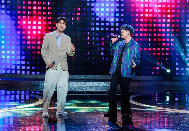 李子森（左）、吳俊宏演唱〈漂泊七逃人〉。中視提供