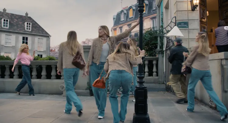 凱莉米洛（左側粉衣者）驚喜現身廣告中。翻攝影片