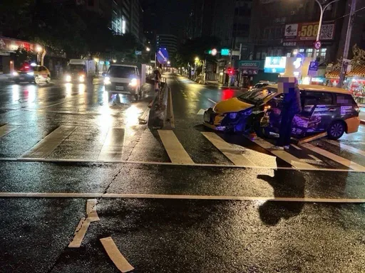 恍神釀禍！北市小黃凌晨猛撞基隆路分隔島　車頭全毀乘客嚇壞幸無人傷