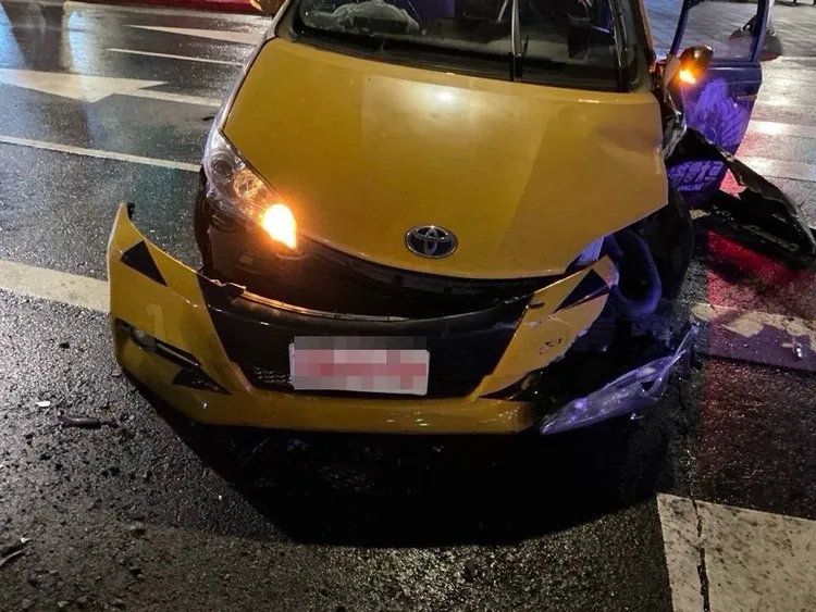 肇事計程車車頭凹陷、保桿全毀，左側車身也嚴重刮損。翻攝畫面