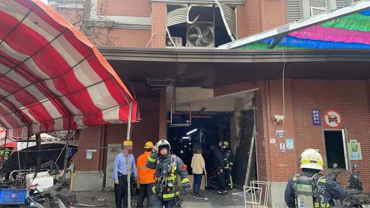 一樓商家鐵門變形，二樓百葉窗也被炸開。民眾提供