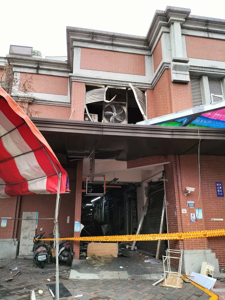 台中建國市場下午發生氣爆案，所幸當時並非營業時間，2人輕傷預防性送醫。民眾提供