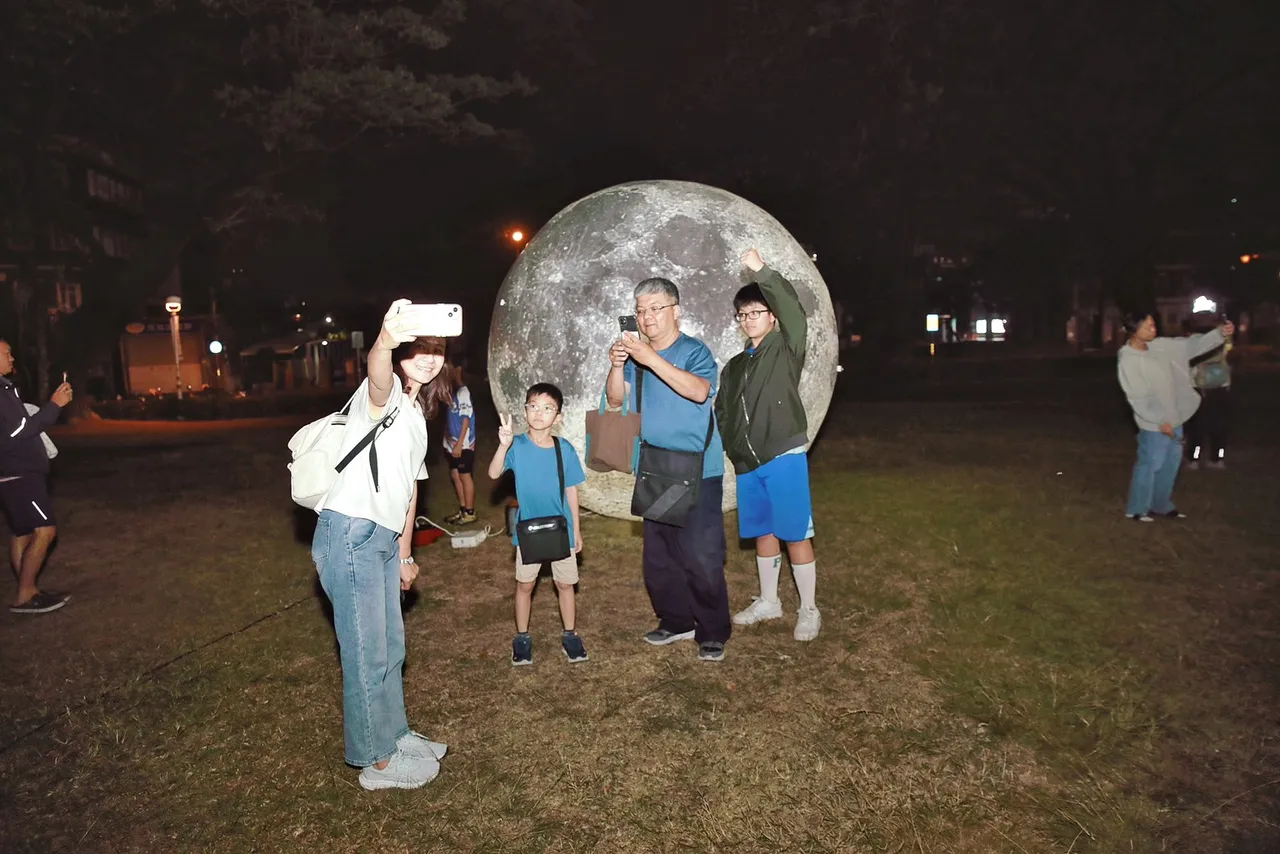 民眾與月球模型合照。翻攝畫面