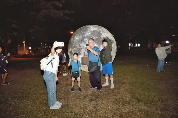 民眾與月球模型合照。翻攝畫面
