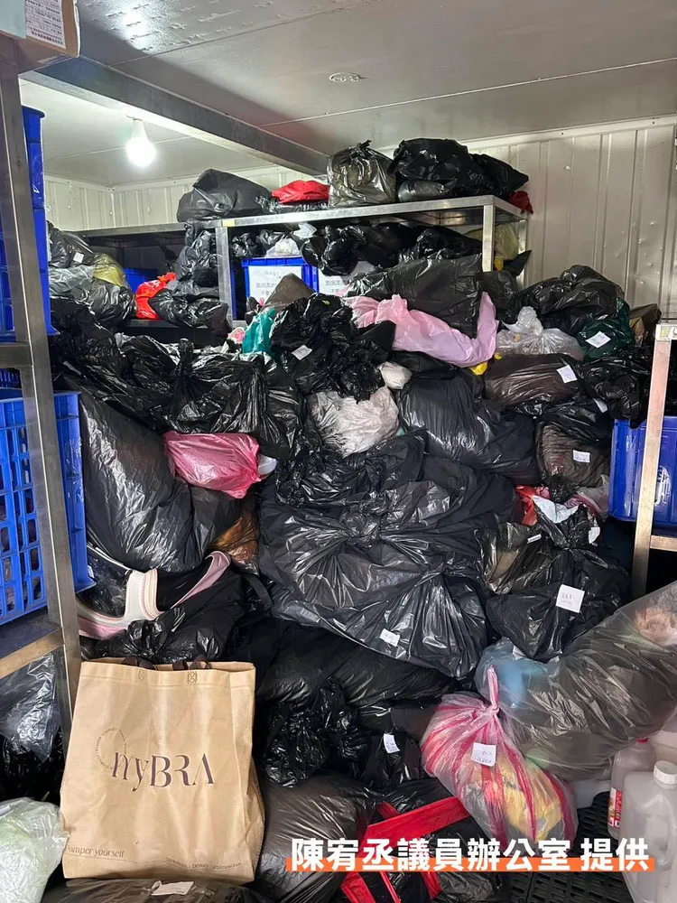 北市動物之家「毛孩遺體堆疊」快到天花板。翻攝議員陳宥丞臉書