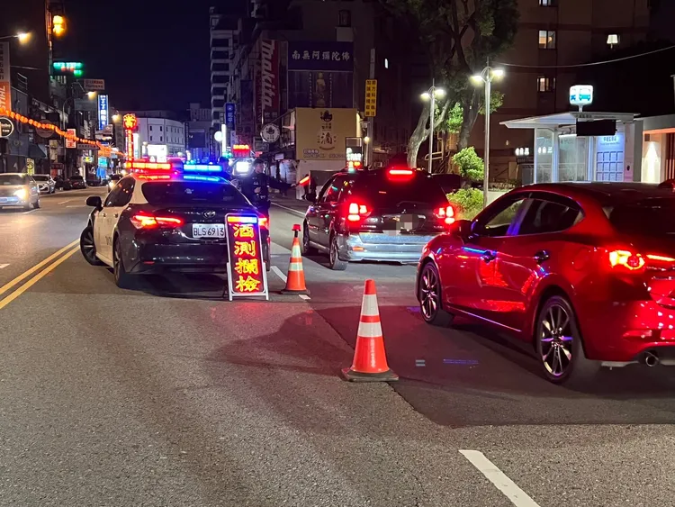 中壢警方路檢。中壢警分局提供