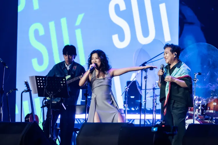 李竺芯（左）與媽媽小娟娟同台演出。果核音樂玫瑰森林農場提供