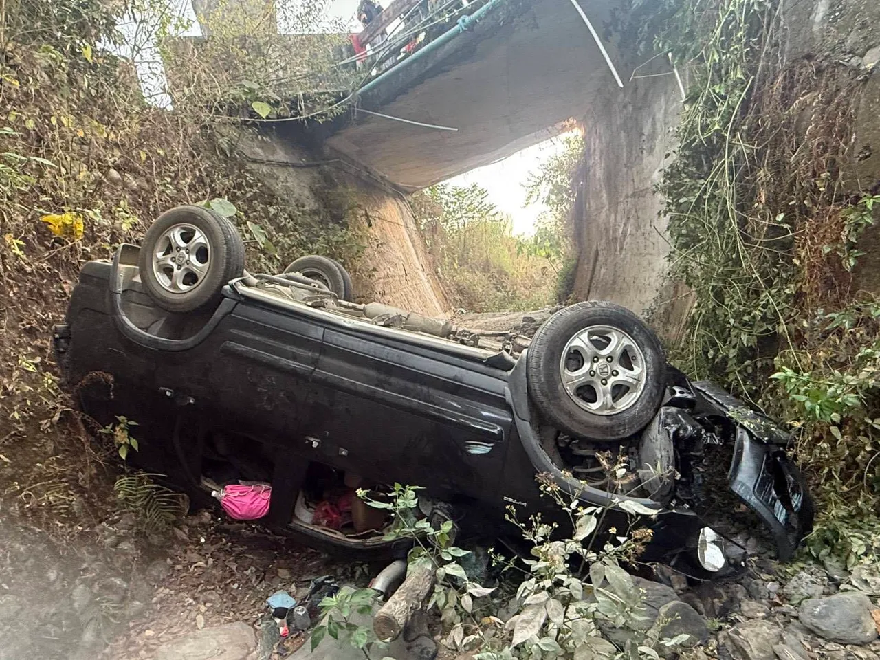 屏東三地門離奇車禍　休旅車翻落橋下四腳朝天　4人獨留副駕泰女「落跑」