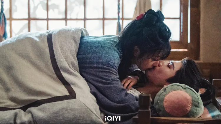 張凌赫（右）與田曦薇陳皮糖吻成名場面。iQIYI愛奇藝國際版提供