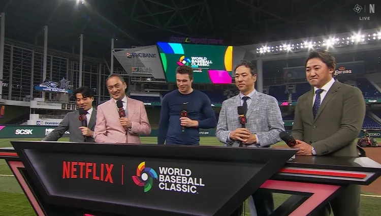 渡邊謙（左二）今賽後訪問美國隊選手。翻攝netflixjpsports X