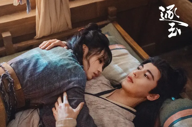 張凌赫及田曦薇主演《逐玉》播出中。劇照