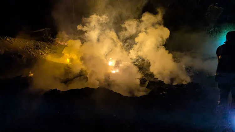 嘉義縣水上鄉第18號公墓附近23日凌晨2時47分傳出雜草火警。翻攝畫面