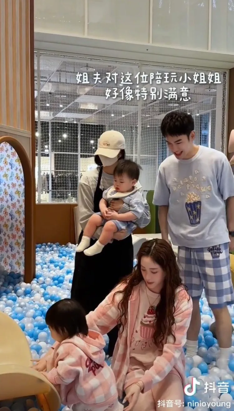 歐陽娜娜喬裝工作人員抱著睦睦，給妮妮生日驚喜。翻攝自歐陽妮妮抖音