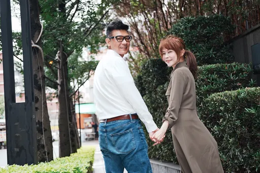 專訪｜情人節放閃！李文耀羞曝愛上錢怡君「心動瞬間」　秀24年前青澀採訪照