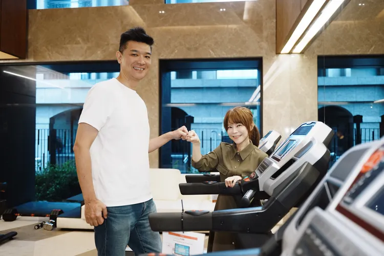 李文耀、錢怡君一起重訓健身。彭欣偉攝