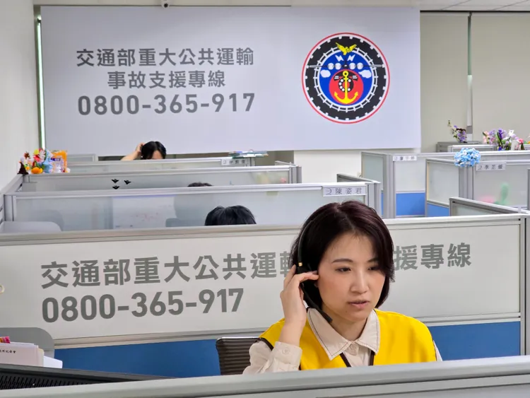 即日起正式啟用「重大公共運輸事故支援專線」（0800-365-917）。交通部提供