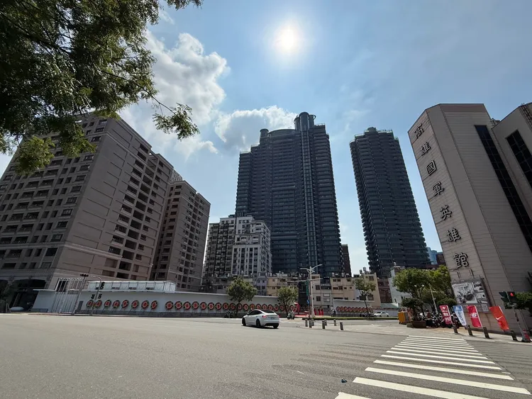 高雄女中旁英雄段土地已動土，隨時可以進場銷售，但目前尚無進場時程表。葉家銘攝