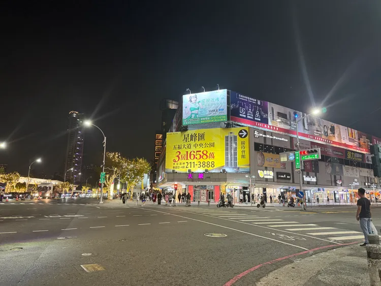 大統五福店歇業，出現19.7 坪土地被視為畸零地整合，單坪380萬元成交，但對於興富發而言，面公園首排景觀地才是整合重點。葉家銘攝