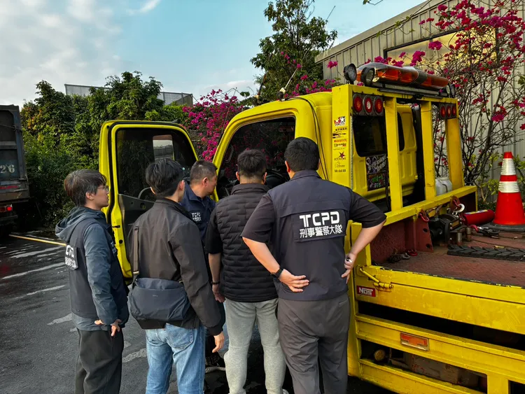 北市警方先前已逮捕「騰至拖吊」蔡姓老闆、「東海」許姓業者及相關司機、員工共多人，並查扣車輛與帳冊等證物。翻攝畫面