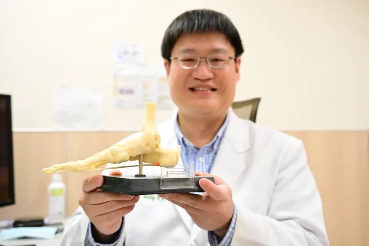 黃仁廷醫師呼籲，僅靠止痛藥無法阻止痛風病情惡化，長期尿酸控制才是根本之道。亞大附醫提供