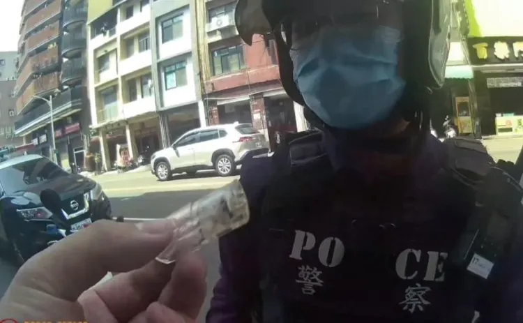 警方從通緝犯身上起獲毒品「依托咪酯」煙彈1顆。翻攝畫面