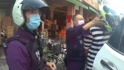 新興警巡邏攔截兩條通男子！身上起獲喪屍煙彈　愛犬緊相隨